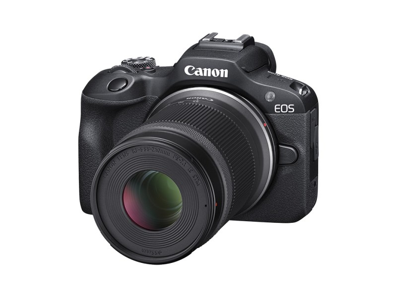 Die Canon EOS R100 vor weißem Hintergrund.