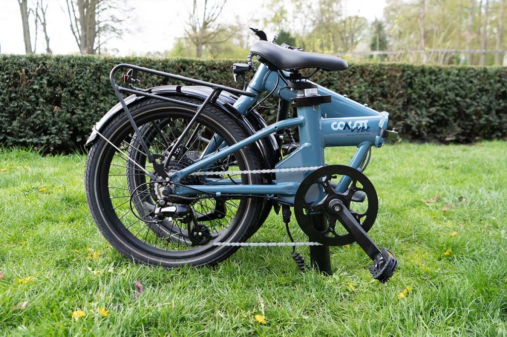 gefaltetes E-Bike von Coast auf einer Wiese stehend.