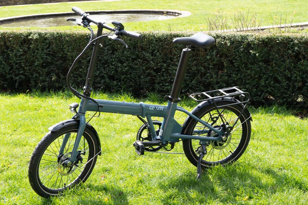 Falt-E-Bike von Coast im Park stehend