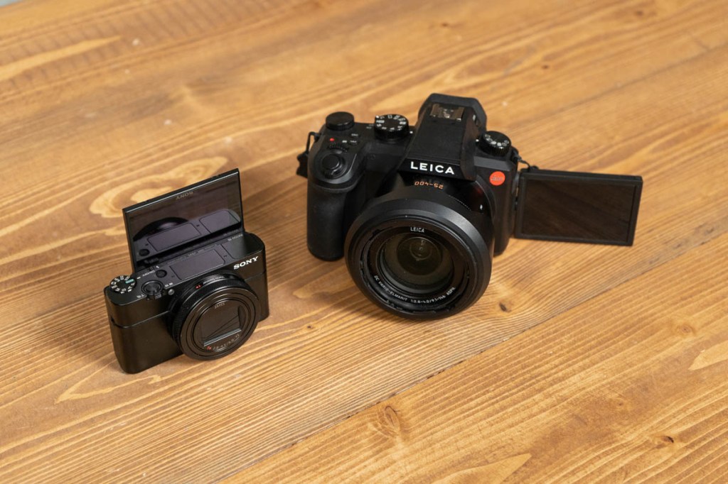 Kameras von Leica und Sony mit ausgeklappten Displays.