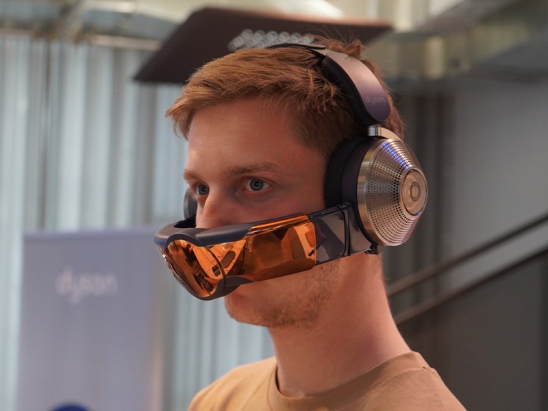 IMTEST-Redakteur Pascal Bartholomäus trägt den Dyson Zone.
