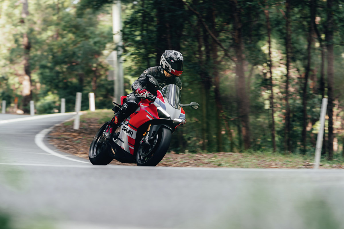 Eine Person fährt auf einem Motorrad in der Kurve.