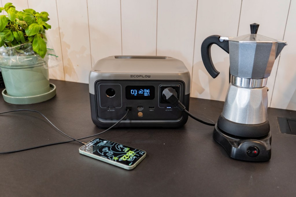 Die River 2 von EcoFlow lädt ein Smartphone und betreibt gleichzeitig eine Kaffeemaschine.