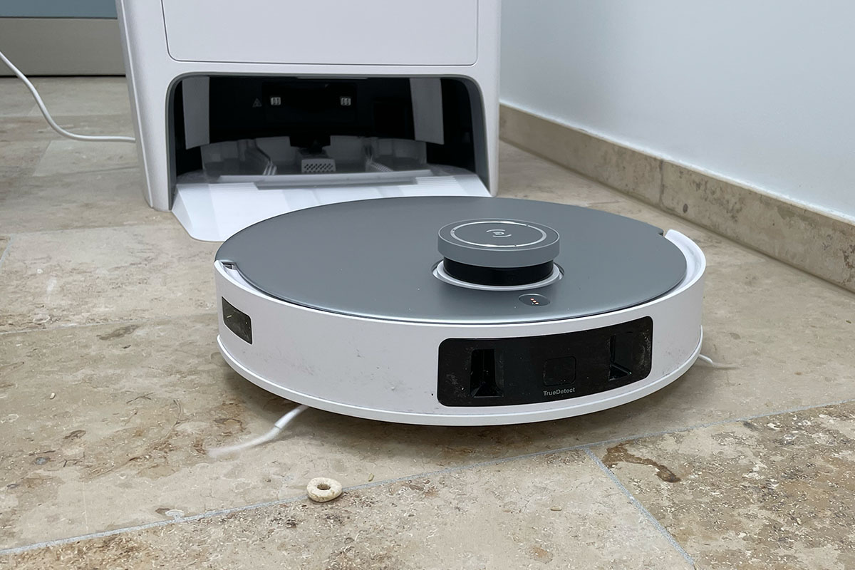 Der Ecovacs Deebot T20 Omni fährt aus seienr Station los, um zu reinigen.