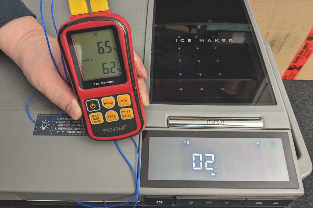 Mit einem Thermometer und Messkabeln wird die Temperatur im Inneren der EcoFlow-Kühlbox gemessen.