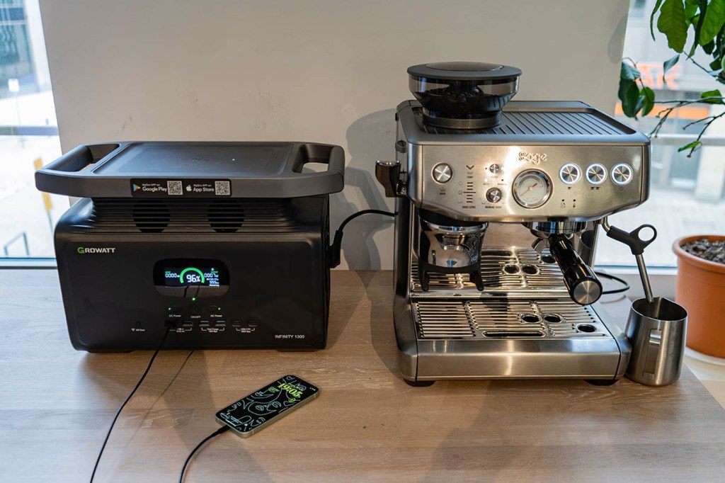 Die Growatt Infinity 1300 betreibt eine Espresso-Maschine und lädt ein Smartphone.