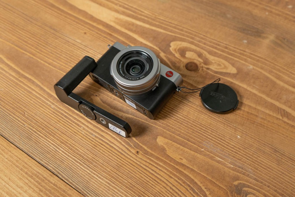 Die Leica D-Lux mit optionalem, aber demontiertem Zusatzhandgriff