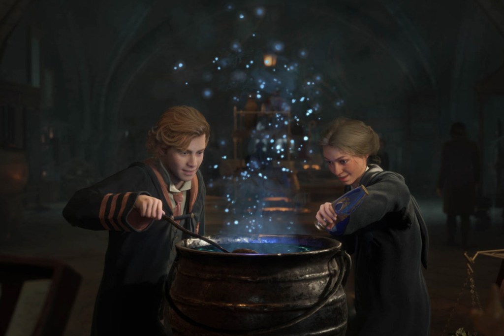 Ein Bild aus dem Videospiel Hogwarts Legacy, man sieht zwei junge Menschen mit einem Zauberkessel.