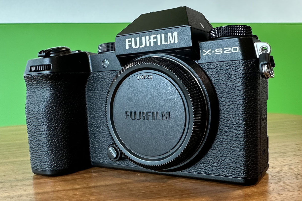Die Fujifilm X-S20 frontal betrachtet