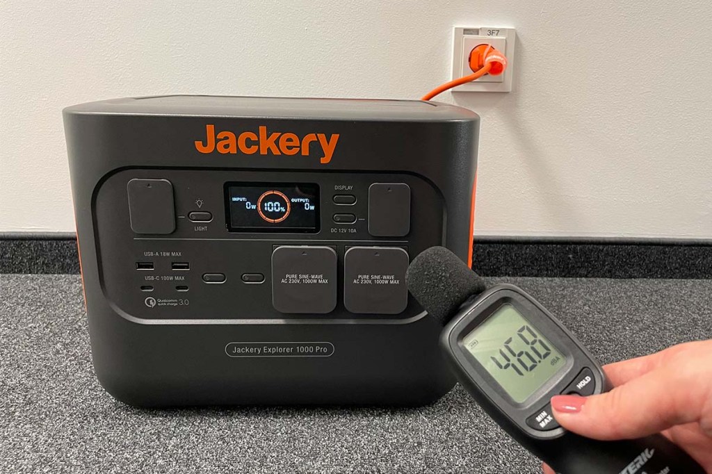 Ein Lautstärke-Messgerät vor der Jackery Explorer 1000 Pro.