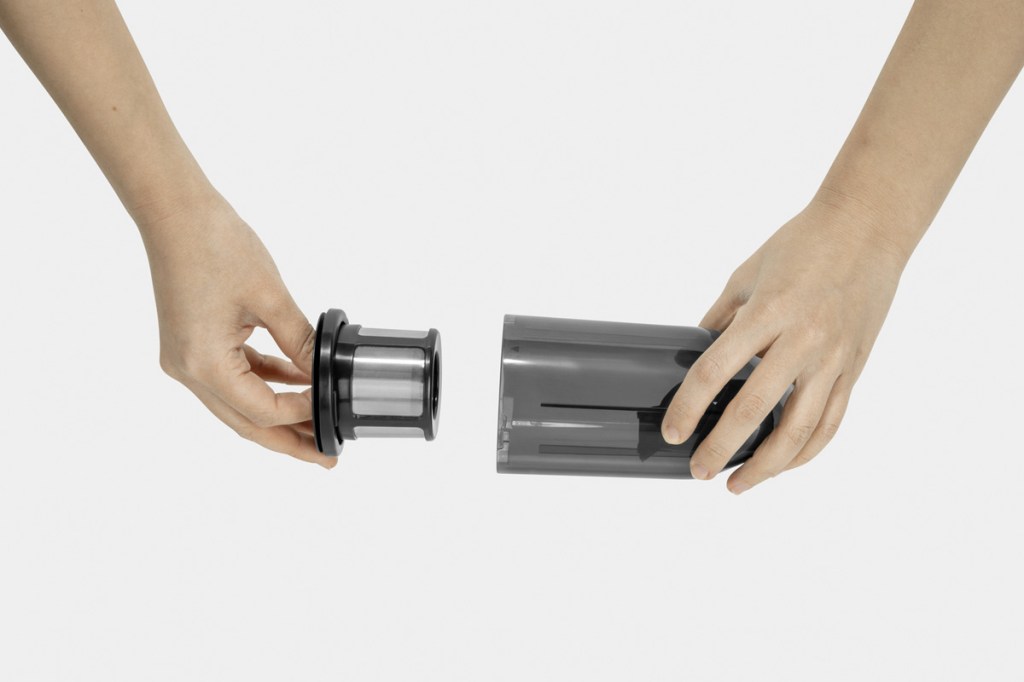 Zwei Hände halten den Staubbehälter und Filter des neuen Kärcher CVH 2-4.