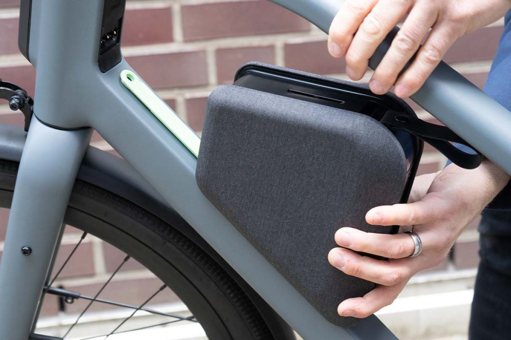 Nahaufnahme Akku von E-Bike Lemmo, wird aus Schiene gezogen