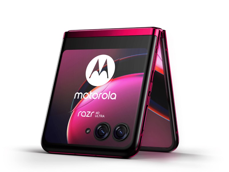 Motorola Razr Ultra vor weißem Hintergrund.