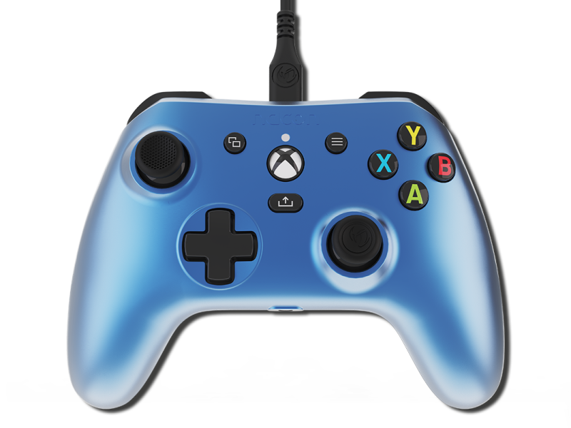 Ein blauer, glänzender Xbox-Controller vor einem weißen Hintergrund.