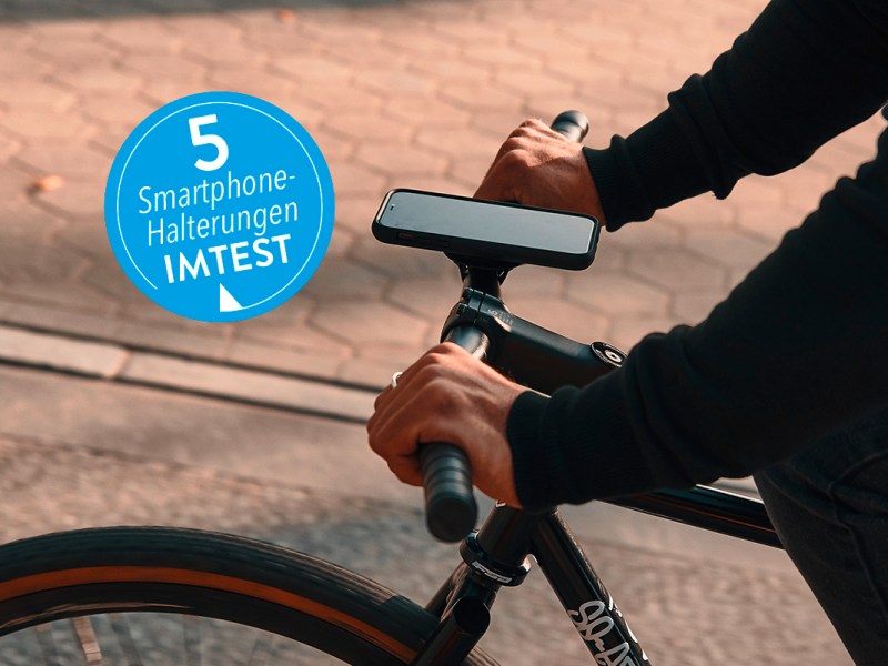 Eine Handyhalterung an einem Fahrrad, während der Fahrt
