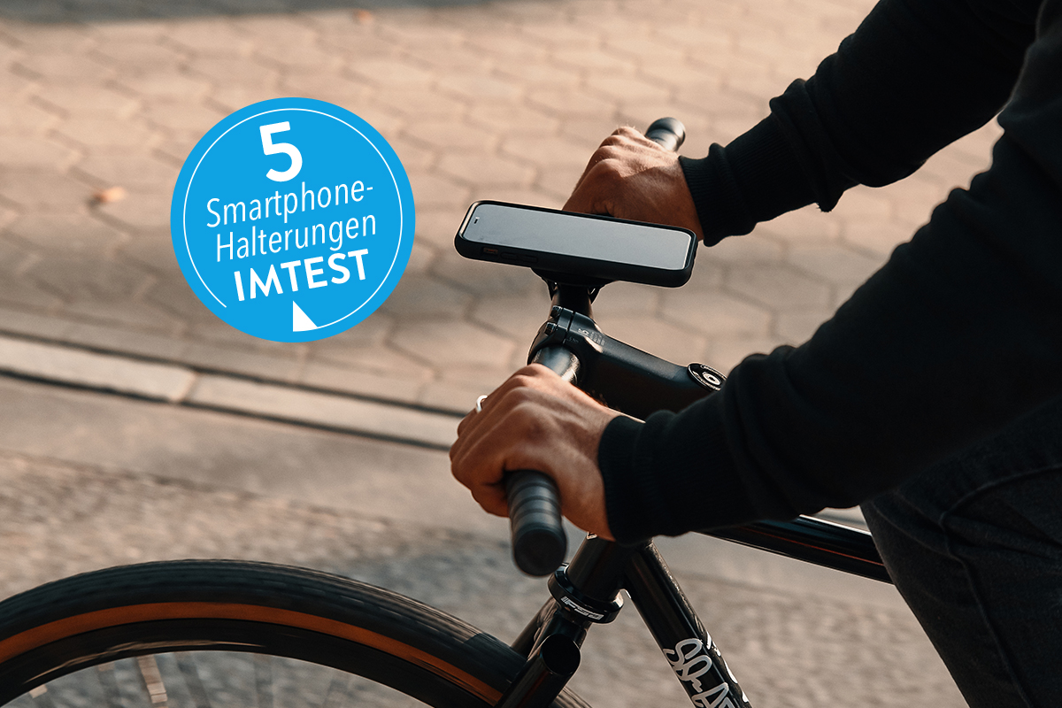 Eine Handyhalterung an einem Fahrrad, während der Fahrt