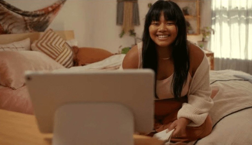 Live-Produktbild des Pixel Tablets von hinten mit einer jungen Frau