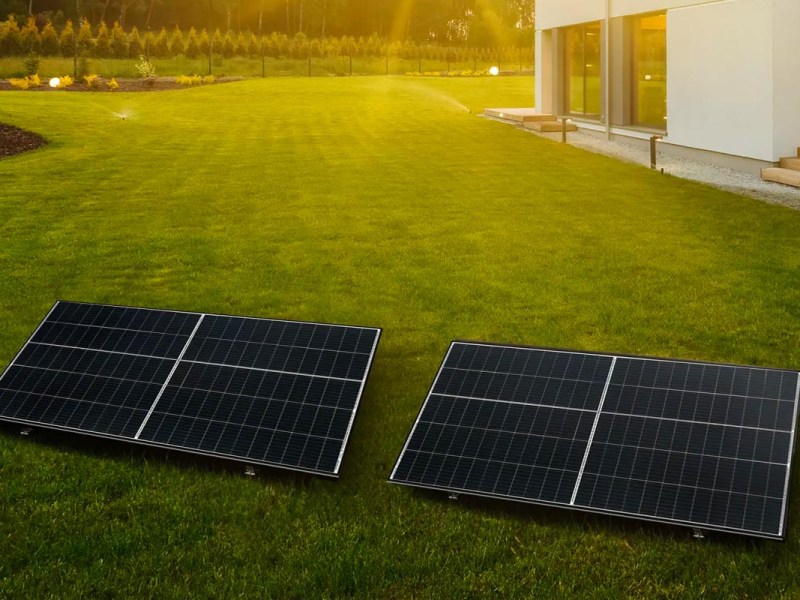 Die neuen Priwatt-XL-Solarmodule in einem Vorgarten im Sonnenschein.