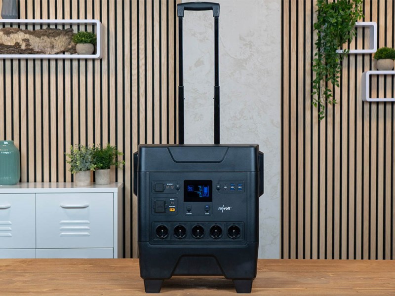 Die HSG-3600 von Revolt auf einem Tisch vor wohnlichem Hintergrund.