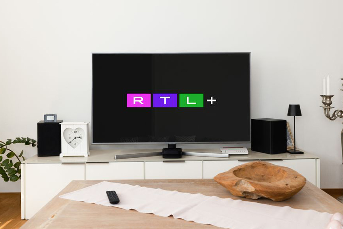 Ein Fernseher mit dem RTL+ Logo.