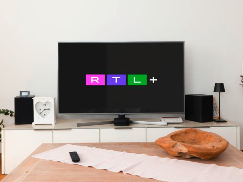 Ein Fernseher mit dem RTL+ Logo.