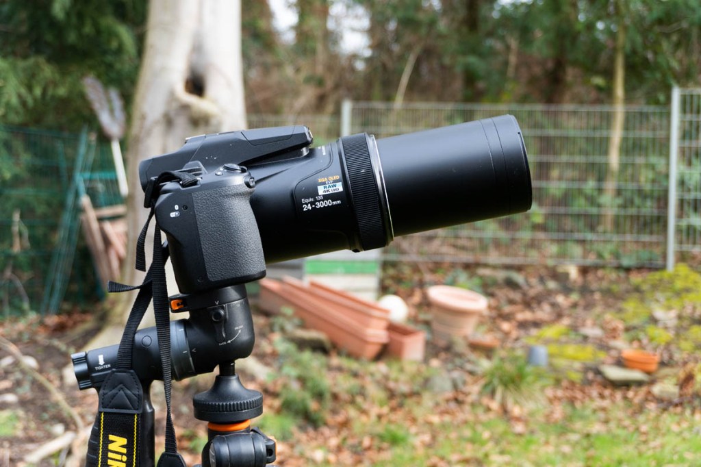 Die Nikon Coolpix P1000 mit ausgefarenem Objektiv auf einem Stativ