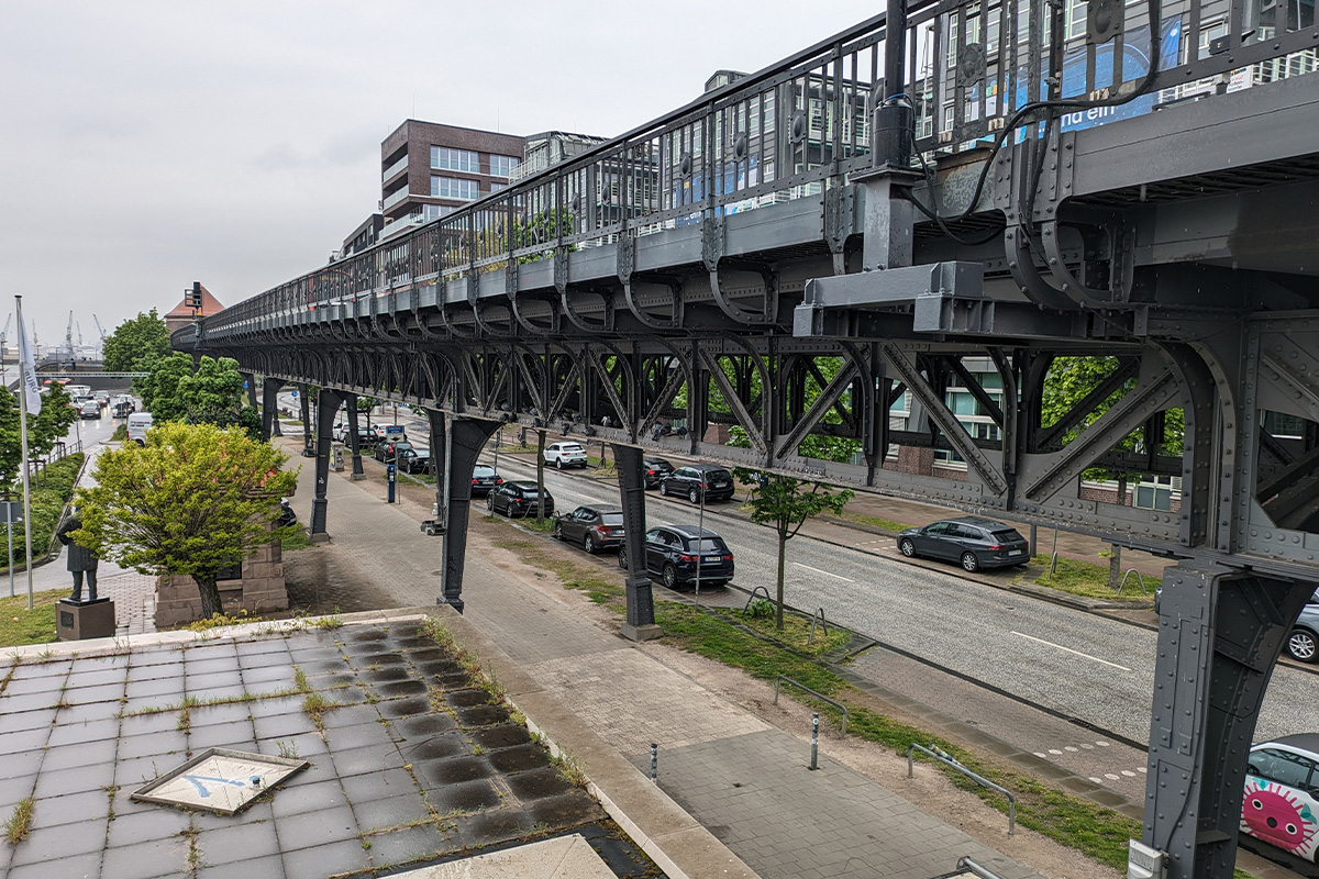 Eine Brücke in Hamburg, auf der Tauben sitzen.