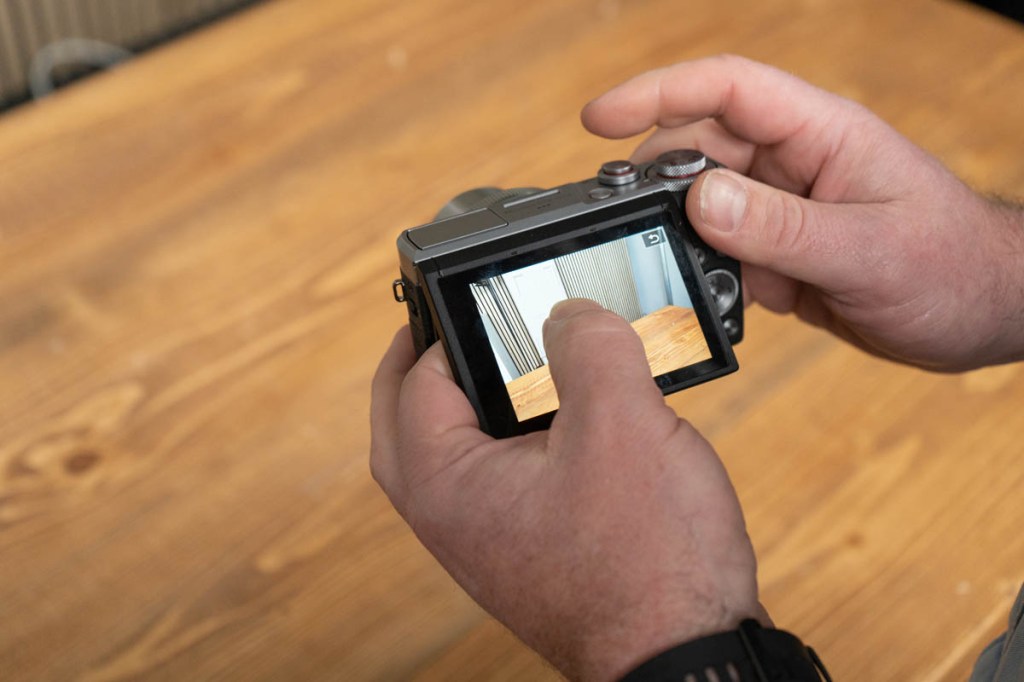 Die Canon Powershot, bei der der Fotograf über das Touch-Display fokussiert.