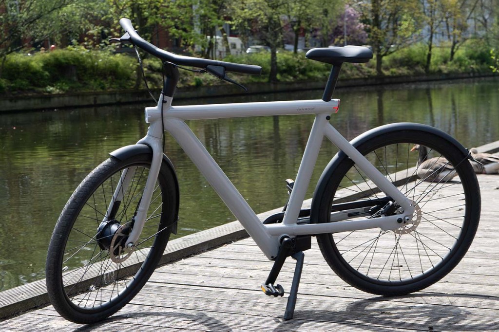 E-bike S5 von VanMoof an einem Fluss stehend