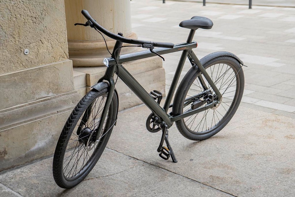 E-Bike S4 von VanMoof auf dem Gehweg stehend