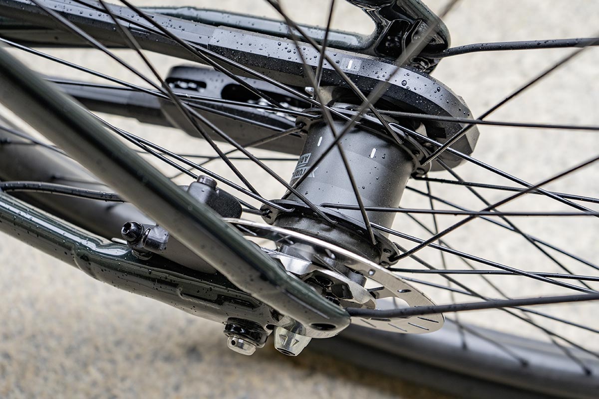 Detailansicht der Hinterradnabe beim. City-E-Bike VanMoof S4.