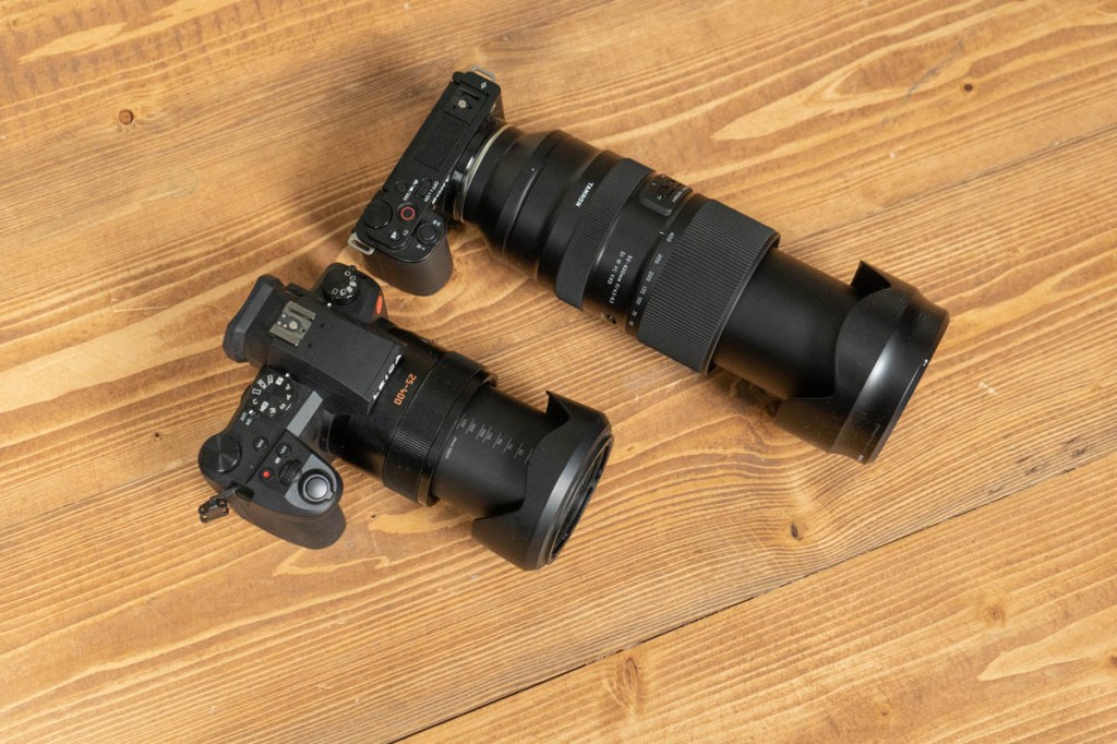 Die Leica V-Lux mit 400 mm Brennweite im Vergleich zu einer Systemkamera mit 400 mm-Objektiv. Die Leica ist kleiner.