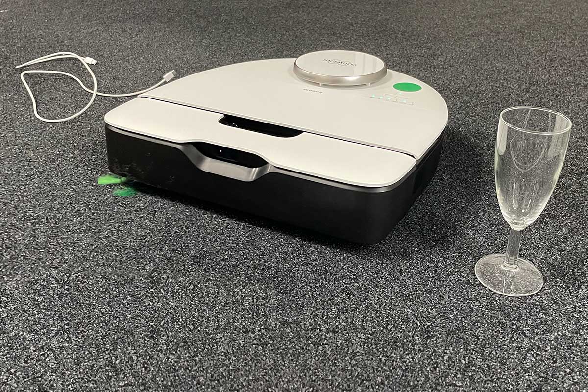 Der Vorwerk Kobold VR7 im IMTEST-Hindernisparcour.