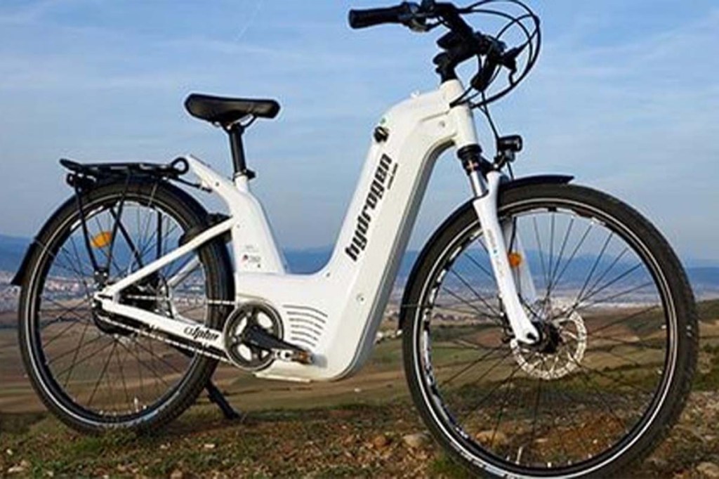 Wasserstofffahrrad in der Natur stehend