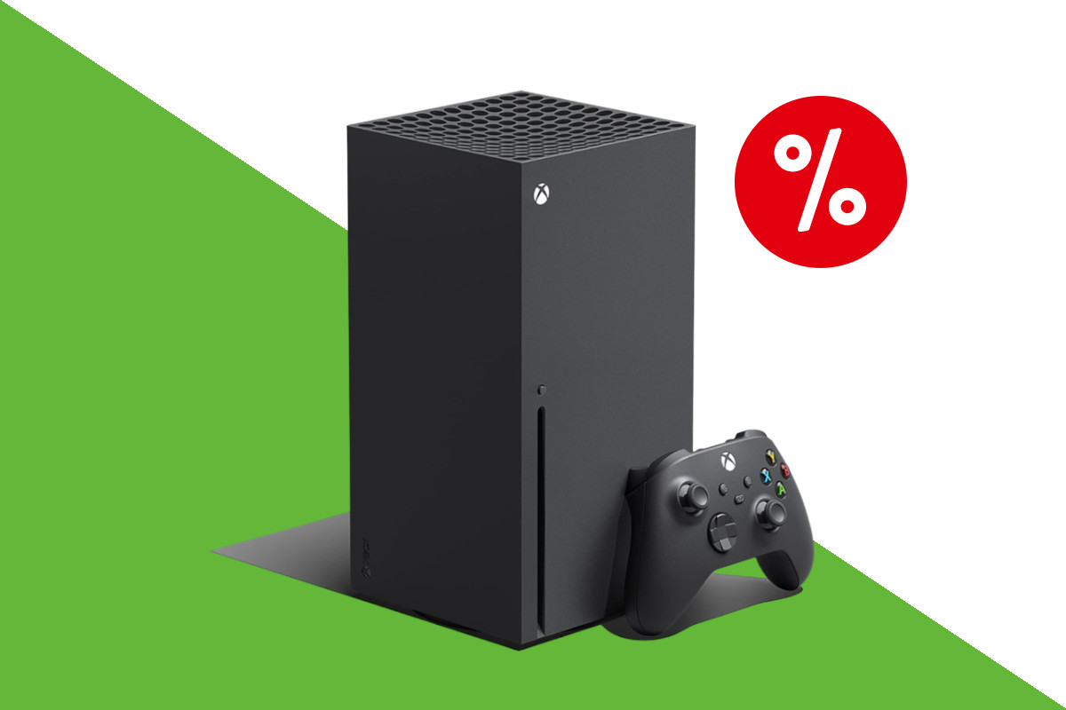 Schwarze eckige aufragende Xbox Series X schräg von vorne mit angelehnten schwarzen Controller rechts und rotem Prozentzeichen oben rechts auf weiß grünem Hintergrund