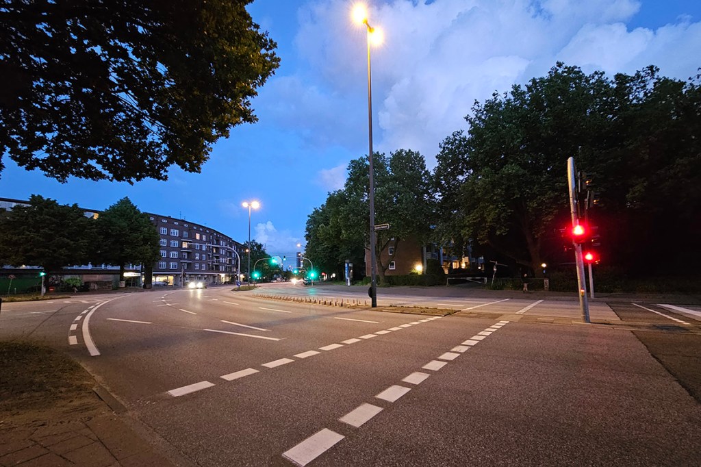Eine Straßenkreuzung bei Nacht