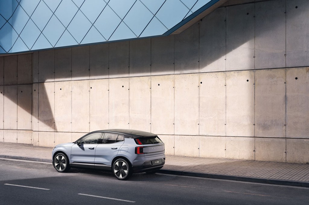 Das E-Auto Volvo EX30 auf Straße schräg von hinten fotografiert.