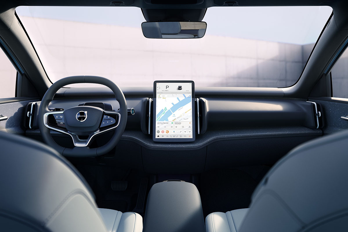 Per Detailaufnahme wird der Blick auf den Innenraum des E-Autos Volvo EX30 mit Blick auf Lenkrad und das Infotainmant-Display gerichtet.