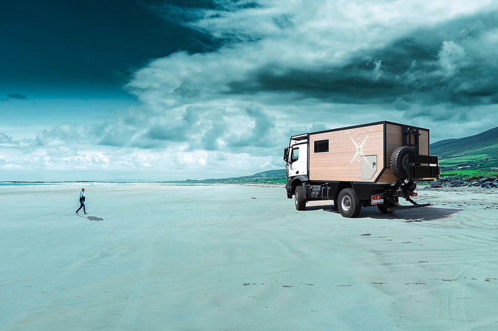 Ein Wohnmobil steht am Strand.