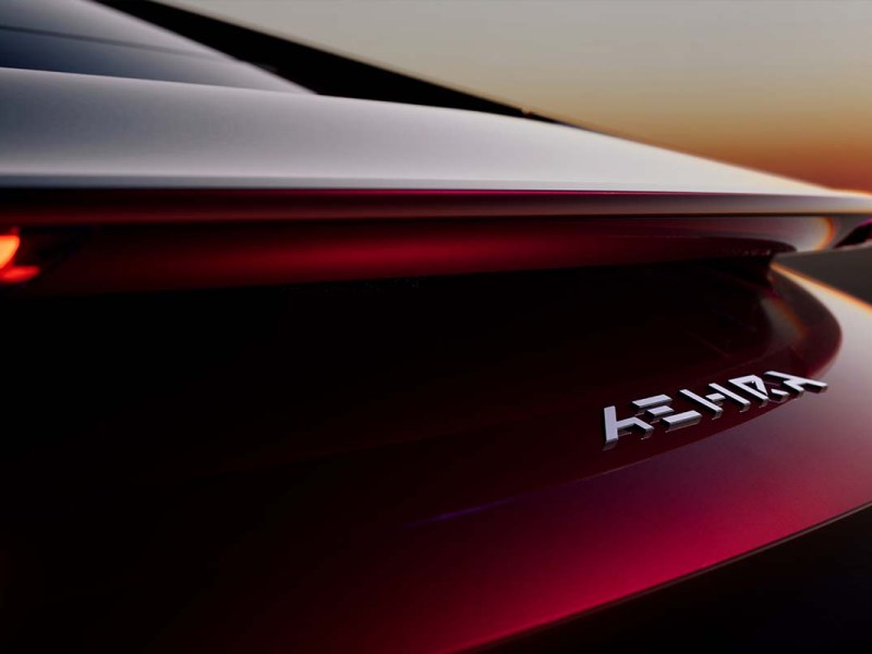 Anschnitt eines Hecks vom Elektroauto Sedan von Aehra mit Aehra-Schriftzug
