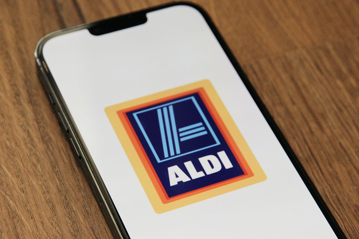 Ein Handy zeigt das Logo von ALDI.