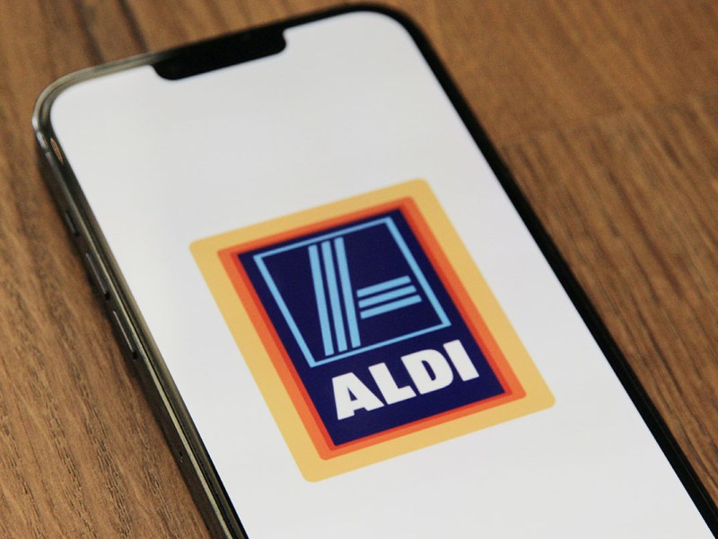 Ein Handy zeigt das Logo von ALDI.