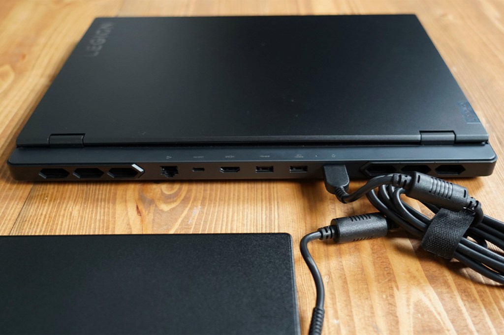 Am Lenovo Gaming-Notebook wird das Netzteil hinten angeschlossen. Daneben befindnen sich weitere Anschlüssmöglichkeiten.