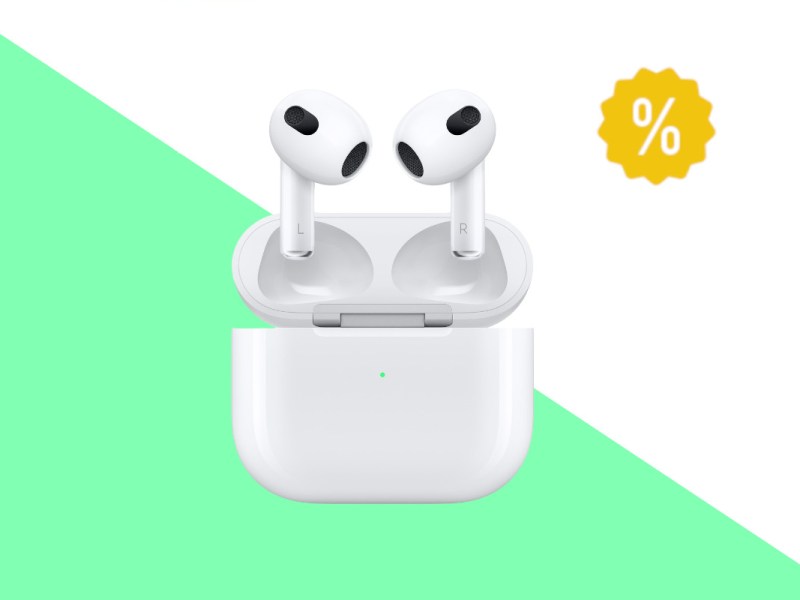 Weiße Airpods 3 über Ladecase von vorne auf weiß grünem Hintergrund und mit gelben Prozentzeichen rechts oben