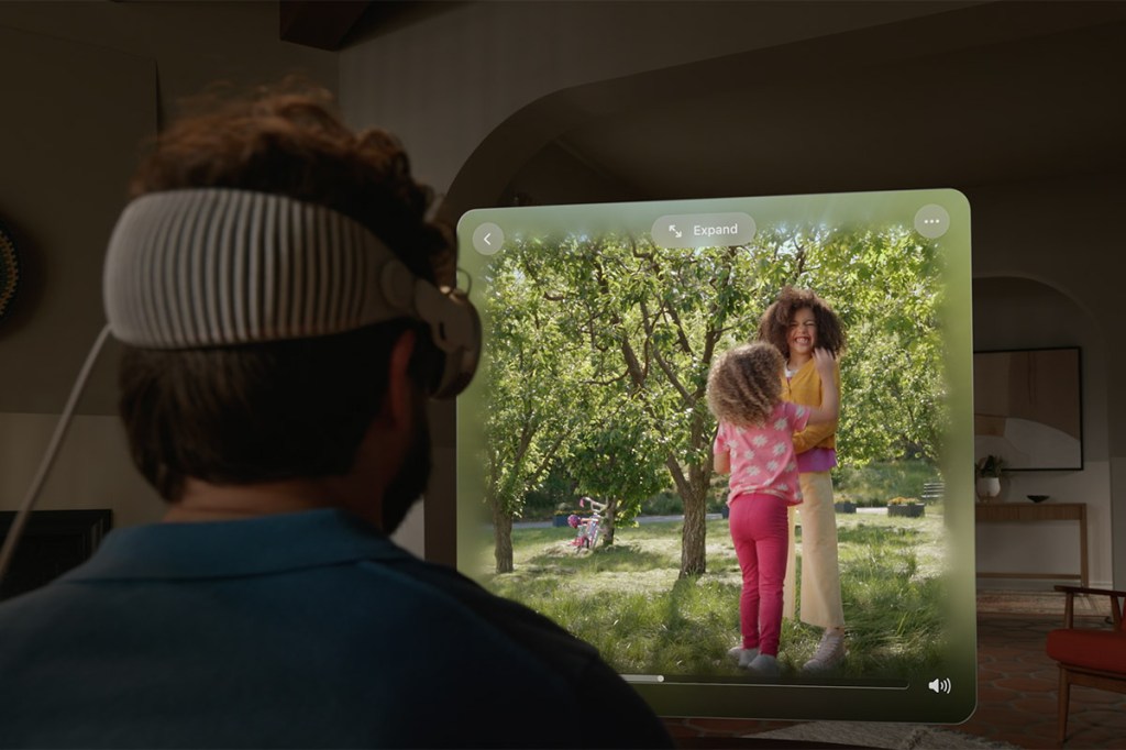 Bild eines Apple Vision Pro Nutzers, der sich ein Foto ansieht.