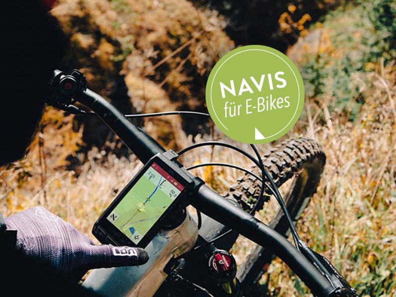 Ein Mensch tippt auf einem E-Bike-Fahrradcomputer herum.