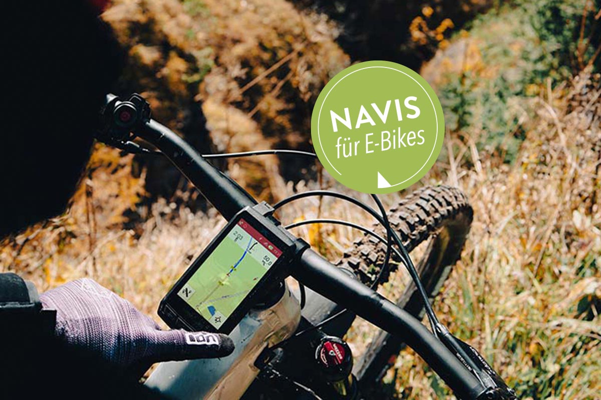 Ein Mensch tippt auf einem E-Bike-Fahrradcomputer herum.