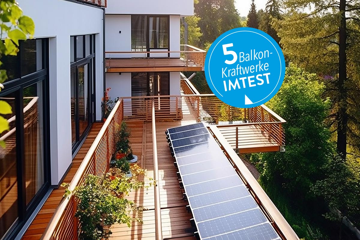 Ein modernes Haus mit großem Balkon, auf dem Solarpanels befestigt sind.