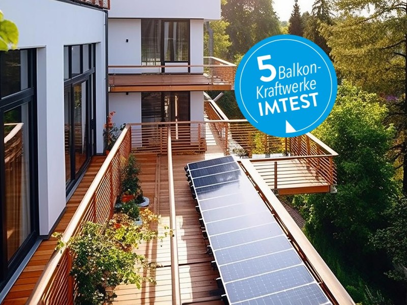 Ein modernes Haus mit großem Balkon, auf dem Solarpanels befestigt sind.