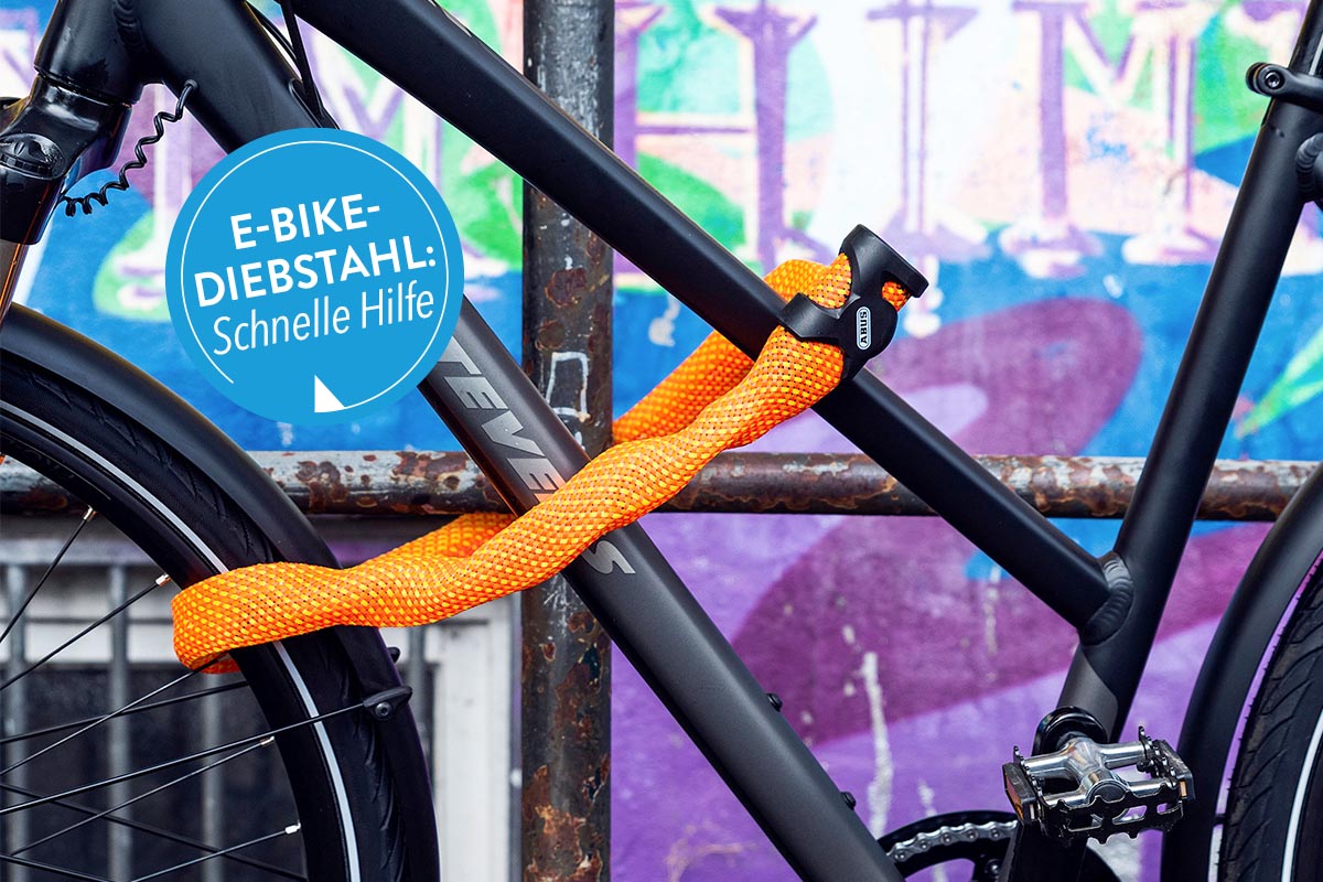 Angebundenes Fahrradschloss von Abus an einem Rad.
